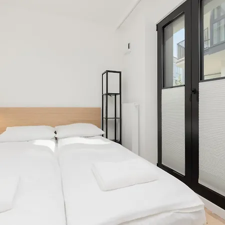 Modern Glow With Swimming Pool By Renters Apartamento Cracovia